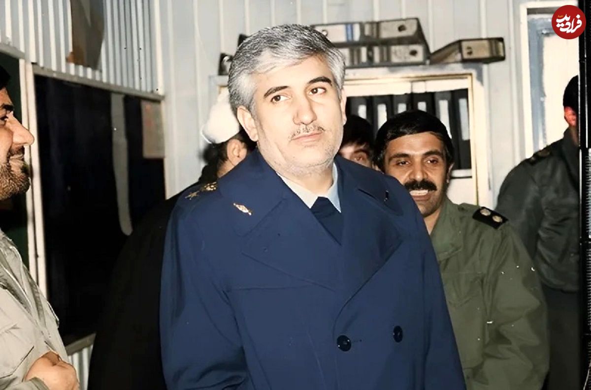 عکس؛ سفر در زمان؛ «منصور ستاری و رهبر انقلاب» در حال بازدید از نیروی هوایی؛ اوایل دهه 70