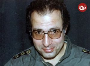 عکس؛ سفر به تاریخ؛ عکس دیده‌نشدۀ «شهید فکوری» در حال دست دادن با «رهبر انقلاب»؛ سال 1360