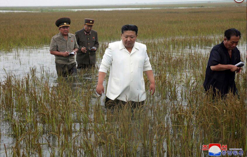 (عکس) عصبانیت رهبر کره شمالی در جریان بازدید میدانی از مناطق سیل زده