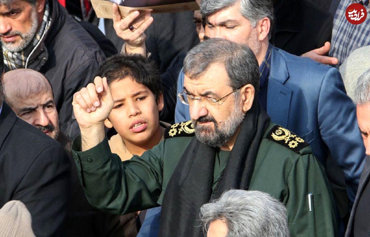 عکس؛ سفر در زمان؛ «محسن رضایی و محمدابراهیم همت در حال بررسی نقشه عملیات»؛ دهه 60