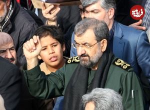 عکس؛ سفر در زمان؛ «محسن رضایی و محمدابراهیم همت در حال بررسی نقشه عملیات»؛ دهه 60