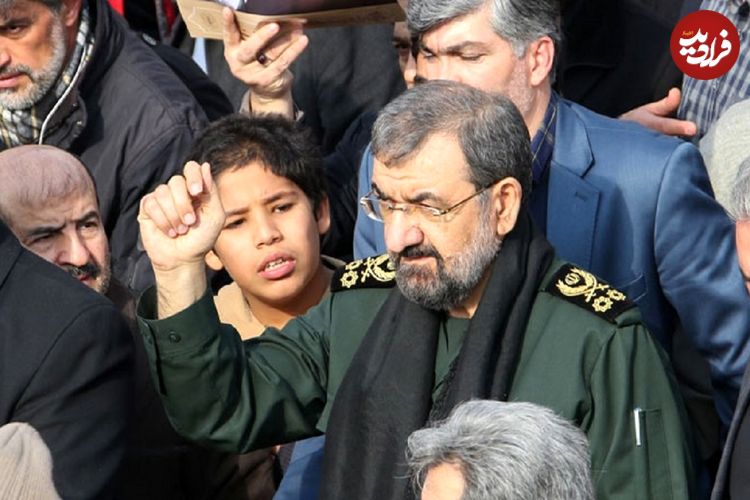 عکس؛ سفر در زمان؛ «محسن رضایی و محمدابراهیم همت در حال بررسی نقشه عملیات»؛ دهه 60