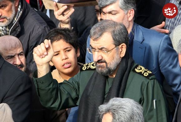 عکس؛ سفر در زمان؛ «محسن رضایی و محمدابراهیم همت در حال بررسی نقشه عملیات»؛ دهه 60