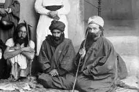 عکس| سفر به ایران قدیم؛ تصویری از یک «درویش مارگیر» در دوران قاجار