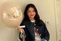 عکس| سفر زمان؛ چهرۀ خندان «لی سو یئون» (بانو جانگ) در پشت‌صحنه سریال «دونگ‌یی»