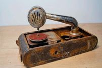 ببینید؛ مراحل دیدنی بازسازی یک گرامافون قدیمی محصول سال 1939 