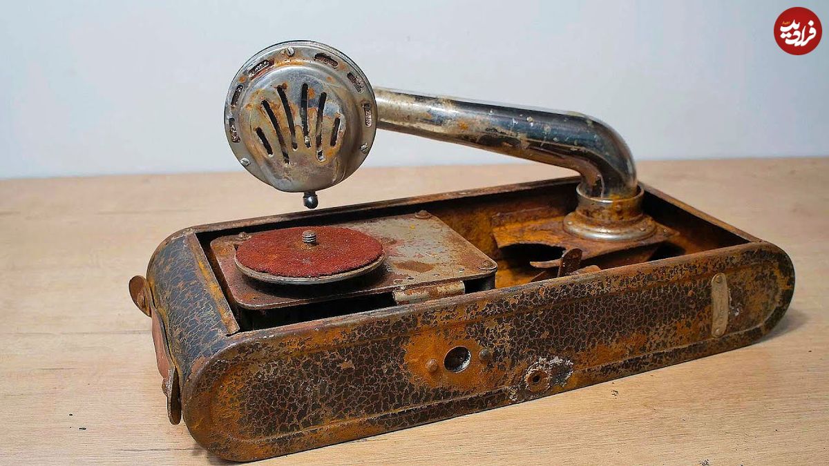 ببینید؛ مراحل دیدنی بازسازی یک گرامافون قدیمی محصول سال 1939