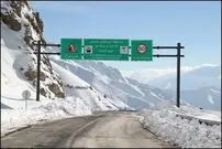 عکس| سفر زمان؛ اتومبیل‌های قدیمی در جادۀ شمشک-دیزین؛ 55 سال قبل