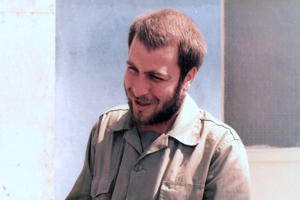 عکس؛ سفر در زمان؛ «قالیباف در حال انتقال رزمنده ها با قایق در جبهه»؛ دهه 60
