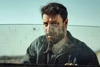 عکس| سفر زمان؛ تیپ و چهرۀ متفاوت «جواد عزتی» بر روی صحنه تئاتر؛ سال 1401