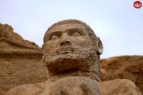 (عکس) سفر به ایران قدیم؛ سر مجسمه ۲ هزار ساله در بیستون سرقت شد!