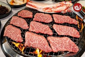 ببینید؛ غذای خیابانی در کره؛ پخت سوپ، کباب و استیک با گوشت گاو در سئول