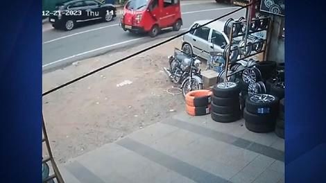 (ویدئو) خراب شدن یک ماشین مقابل تعمیرگاه 