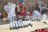 (ویدئو) نحوه ساخت توپ کریکت به روش سرعتی پاکستانی ها