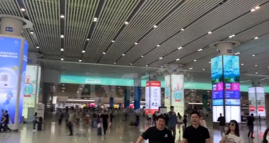 ( ویدیو) مترو بسیار شیک و مدرن چین به سبک سالن فرودگاه