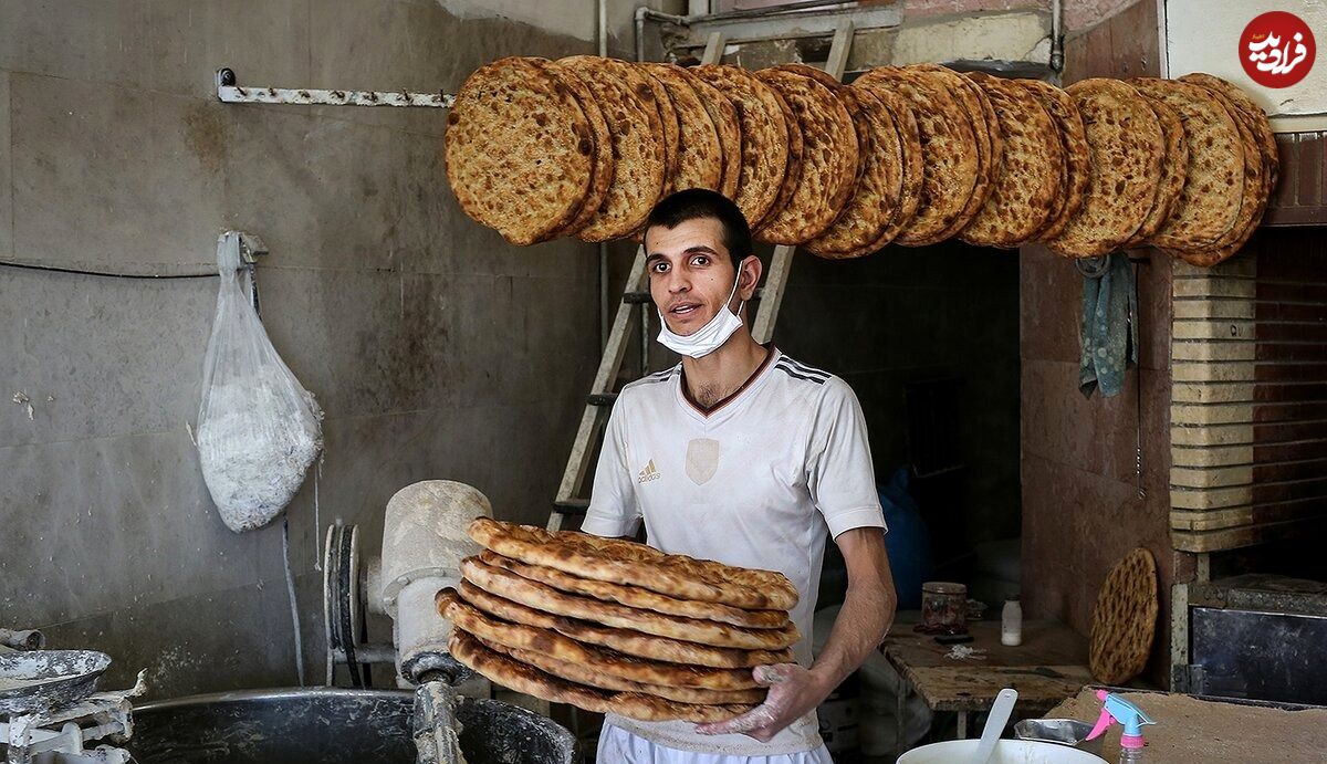 عکس؛ سفر در زمان؛ «شاطر نانوایی ها در حال پخت نان سنتی در تهران»؛ سال 55