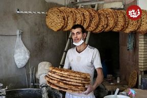 عکس؛ سفر در زمان؛ «شاطر نانوایی ها در حال پخت نان سنتی در تهران»؛ سال 55