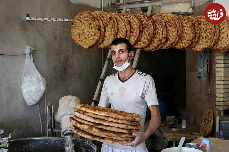 عکس؛ سفر در زمان؛ «شاطر نانوایی ها در حال پخت نان سنتی در تهران»؛ سال 55