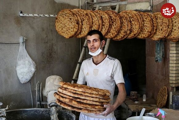 عکس؛ سفر در زمان؛ «شاطر نانوایی ها در حال پخت نان سنتی در تهران»؛ سال 55