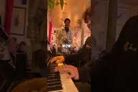 (ویدئو) جوان خوش صدا وسط کافه زیر آواز زد و همه را شگفت زده کرد!