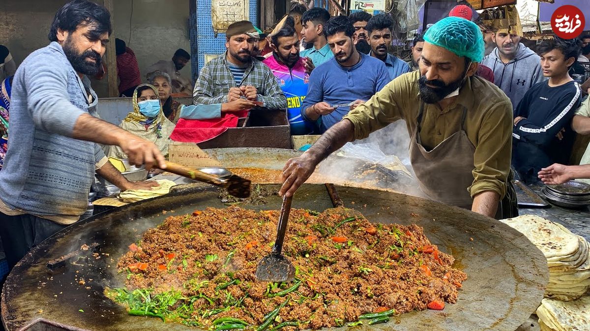 ببینید؛ غذای خیابانی در پاکستان؛ پخت خوراک با جگر گوسفند و فلفل در لاهور