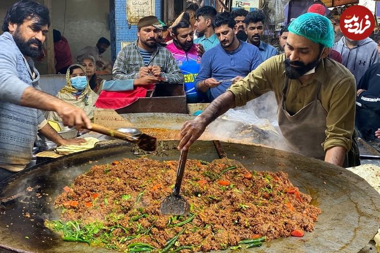 ببینید؛ غذای خیابانی در پاکستان؛ پخت خوراک با جگر گوسفند و فلفل در لاهور
