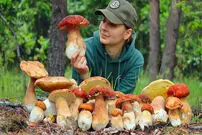 (ویدئو) پخت غذای محلی با قارچ وحشی به روش آشپز جوان روستایی اوکراینی