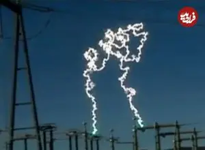 عکس| رؤیت نور آبی خیره‌ کننده در آسمان تهران هنگام حمله بامدادی؛ آیا سلاح لیزری در کار بود؟