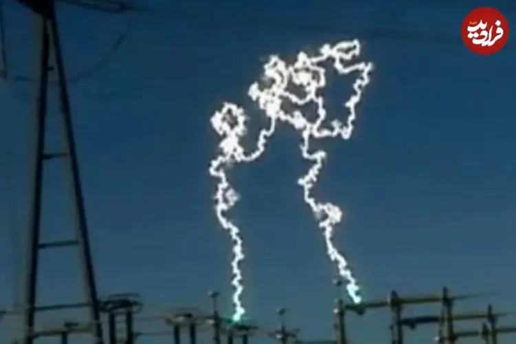 عکس| رؤیت نور آبی خیره‌ کننده در آسمان تهران هنگام حمله بامدادی؛ آیا سلاح لیزری در کار بود؟