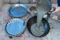 (ویدئو) چگونه با کمک ماهیتابه و دیگ، میز سیمانی زیبا برای حیاط بسازیم؟