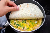 (ویدئو) طرز پخت یک غذای جدید، فوری و خوشمزه با تخم مرغ و کالباس در خانه