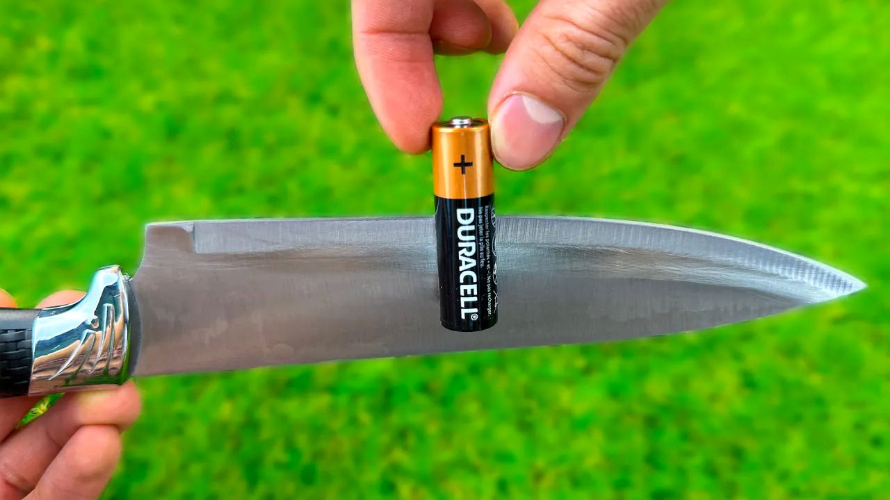 (ویدئو) روشی خلاقانه برای تیز کردن چاقو با کمک باتری قلمی 1.5 ولتی