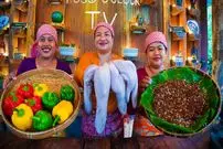 ببینید| غذای روستایی در سنگاپور؛ پخت یک غذای عجیب با زبان گاو و مورچه قرمز