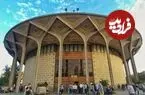 عکس| سفر زمان؛ تیپ و استایل تماشاچیان تئاتر در کنار دیوارهای تئاتر شهر؛ سال 77