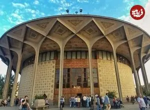 عکس| سفر زمان؛ تیپ و استایل تماشاچیان تئاتر در کنار دیوارهای تئاتر شهر؛ سال 77