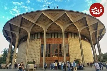 عکس| سفر زمان؛ تیپ و استایل تماشاچیان تئاتر در کنار دیوارهای تئاتر شهر؛ سال 77