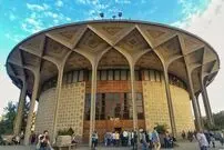 عکس| سفر زمان؛ تیپ و استایل تماشاچیان تئاتر در کنار دیوارهای تئاتر شهر؛ سال 77