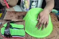 ببینید؛ ساخت یک صندل زیبا با استفاده از سبد پلاستیکی در اندونزی