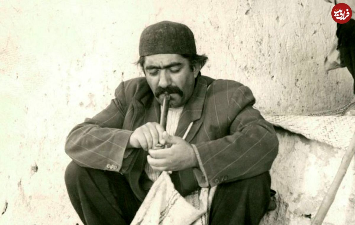 عکس؛ سفر به تاریخ؛ تیپ متفاوت «عزتالله انتظامی» در پشتصحنه فیلم «گاو» در کنار کودکان روستایی