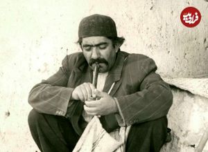 عکس؛ سفر به تاریخ؛ تیپ متفاوت «عزت‌الله انتظامی» در پشت‌صحنه فیلم «گاو» در کنار کودکان روستایی