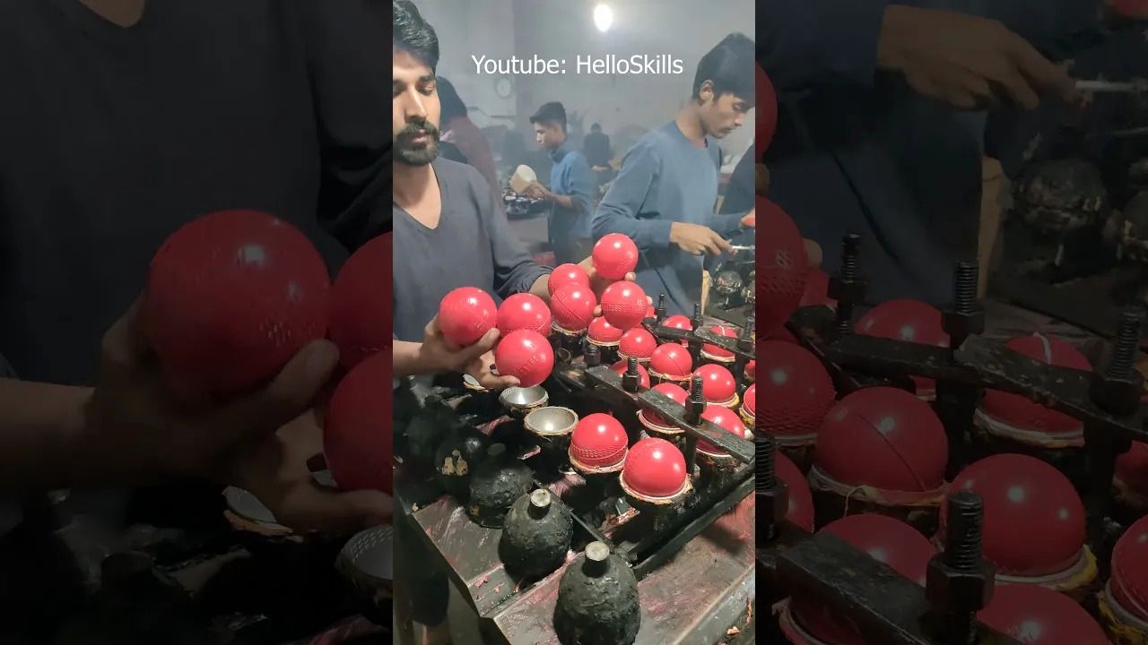 (ویدئو) هندی‌ها به این شکل توپ‌های کریکت را در کارگاه‌های کوچک تولید می‌کنند
