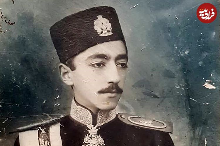 عکس؛ سفر در زمان؛ «احمدشاه و ولیعهدش» در کنار همکلاسی هایشان در دبستان؛ دهه 1280