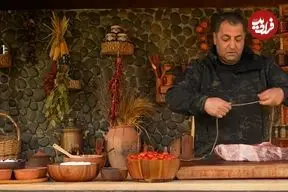 ببینید| غذای روستایی در آذربایجان؛ پخت استیک پنیری دودی در کوهستان