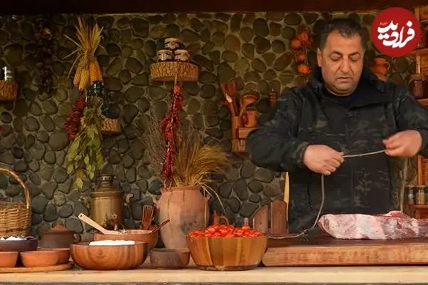 ببینید| غذای روستایی در آذربایجان؛ پخت استیک پنیری دودی در کوهستان