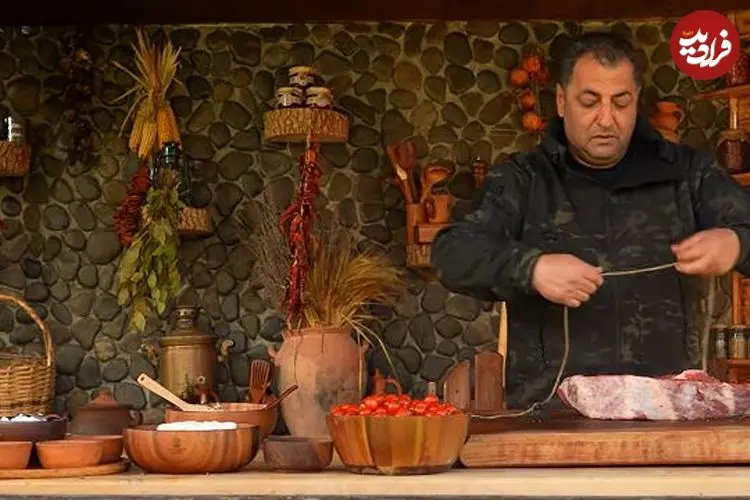 ببینید| غذای روستایی در آذربایجان؛ پخت استیک پنیری دودی در کوهستان