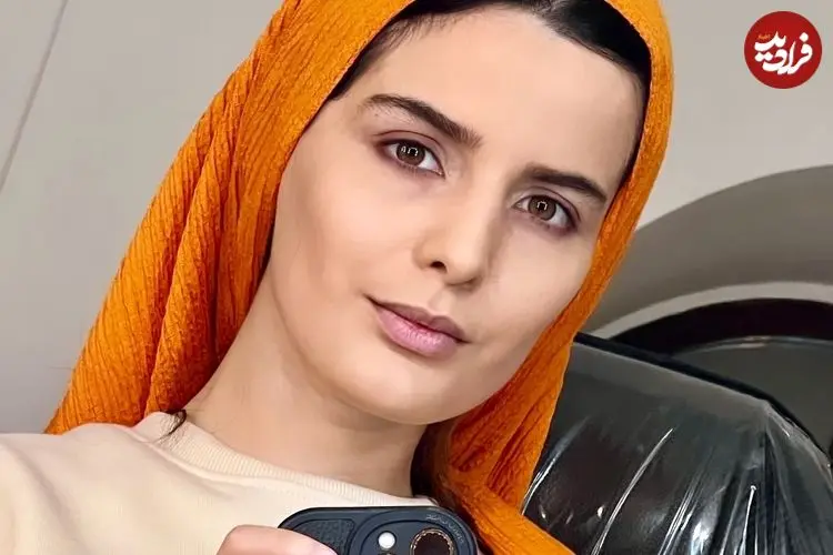 عکس| سفر زمان؛ تیپ و چهرۀ «غزاله اکرمی» (سوجان) در زمین تنیس؛ سال 1403