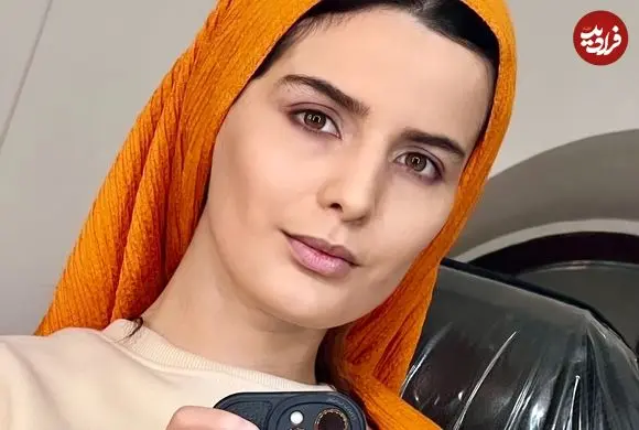 عکس| سفر زمان؛ تیپ و چهرۀ «غزاله اکرمی» (سوجان) در زمین تنیس؛ سال 1403