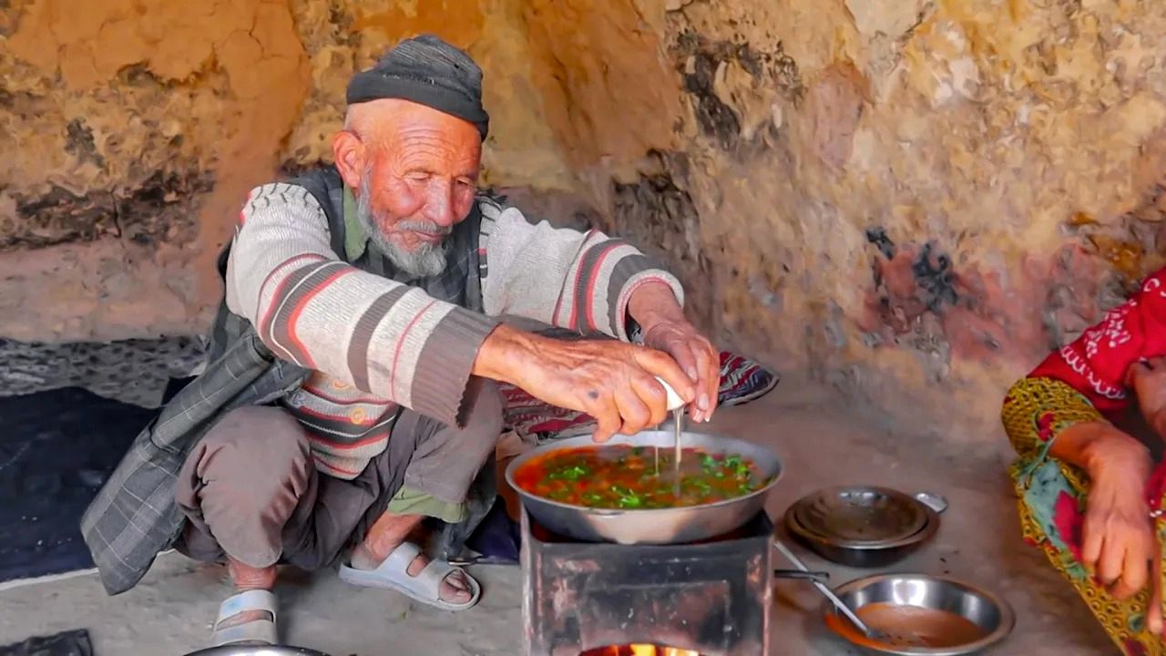 (ویدئو) زندگی عاشقانه زوج روستایی افغانستانی در غار؛ پخت جالب و متفاوت املت!