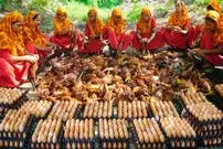 ببینید| غذای روستایی در هند؛ پخت یک غذای سنتی با 700 مرغ، تخم مرغ و حبوبات