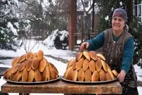 ببینید| غذای روستایی در آذربایجان؛ پخت پای سبزیجات توسط مادر بزرگ روستایی